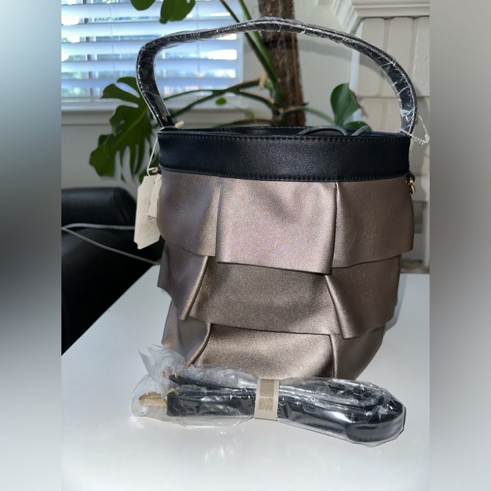 Handbag Republic bucket bag metallic and black